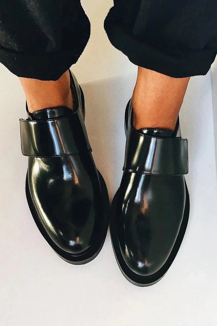 IRIS | Elegant glossy loafers with strap for a flawless style